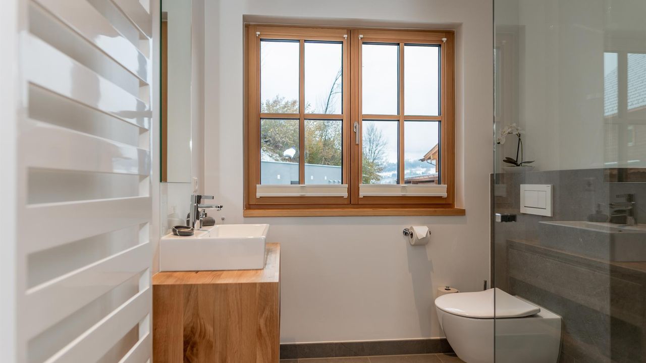 Badezimmer mit Dusche Badezimmer mit Dusche